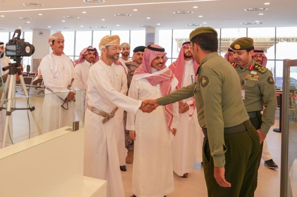 وزير الخارجية ونظيره السعودي يزوران منفذ الربع الخالي