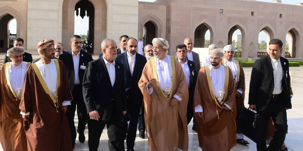 الرئيس الإيراني يزور جامع السُّلطان قابوس الأكبر