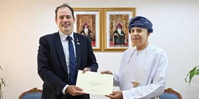 وكيل وزارة الخارجية للشؤون الإدارية والمالية يتسلّم نسخة من أوراق اعتماد سفير نيوزيلندا وكيل وزارة الخارجية للشؤون الإدارية والمالية يتسلّم نسخة من أوراق اعتماد سفير نيوزيلندا