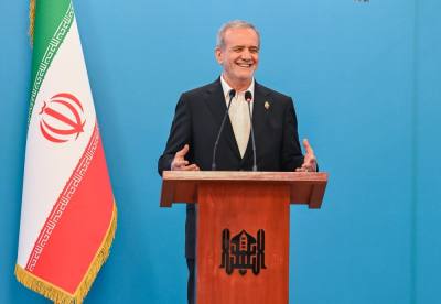 الرئيس بزشكيان يلتقي الجالية الإيرانية في مسقط